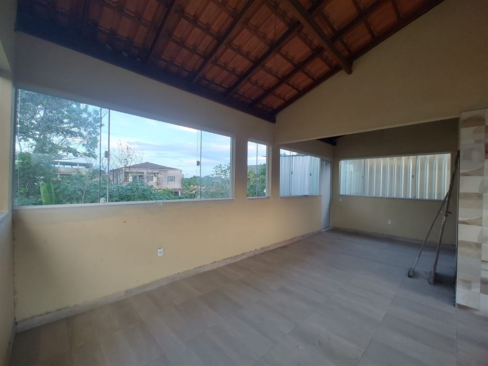 Janela ampla em esquadria de alumínio com vista para o jardim