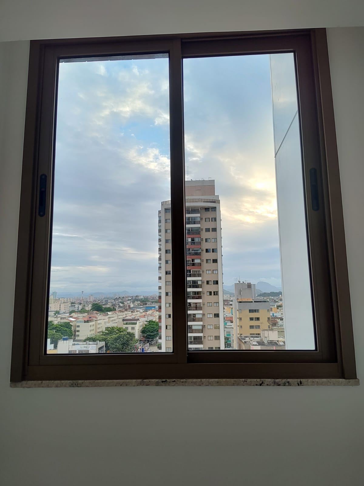Janela de correr em esquadria de alumínio instalada em apartamento