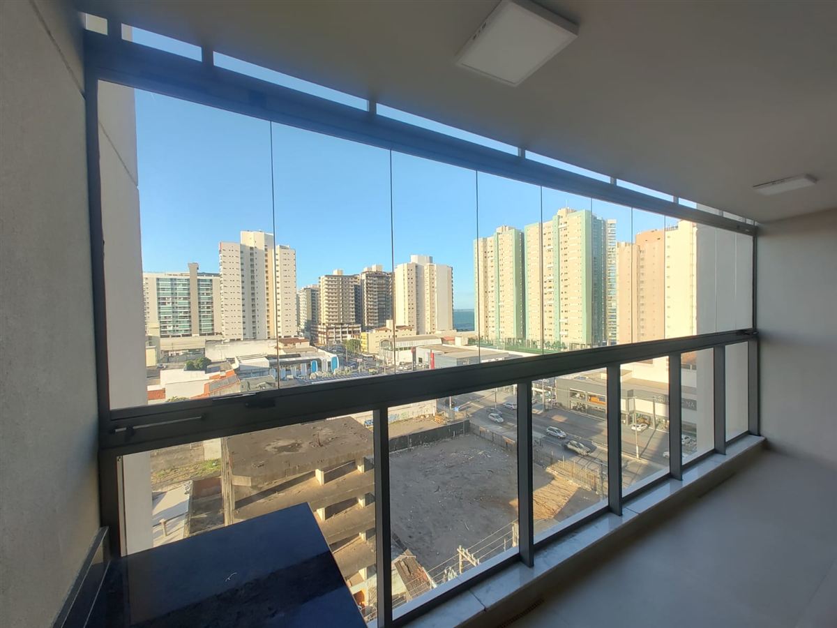 Varanda de apartamento com fechamento em vidro temperado executado pela Primo's